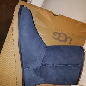 NIB UGG Classic Short Navy Sheepskin Boot, Sz W9